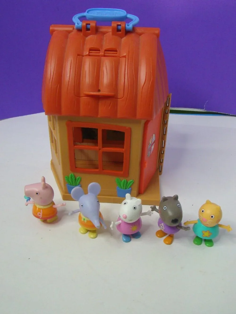 Peppa Pig Cozy Campsite Cabin W/5 Figures Peppa